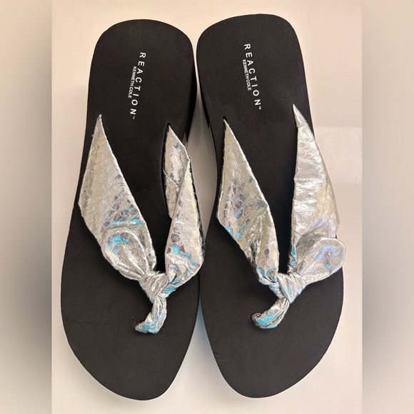 Kenneth Cole Reaction Shoes - Kenneth Cole Reaction Silver and Black Sandals in size 8M